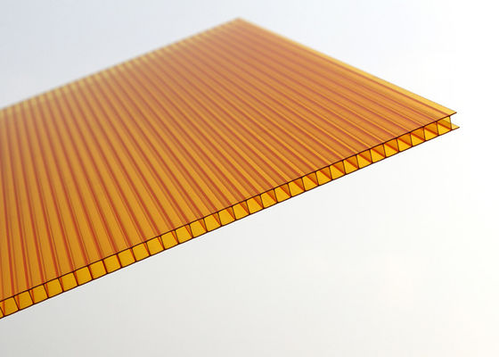 แผ่นหลังคาโพลีคาร์บอเนตคู่ผนังเพื่อการเกษตรเรือนกระจก 2.1 * 11.8m