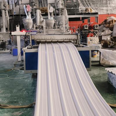 ผนังหลังคา UPVC ขาว 1130 มม ผนังหลังคาพลาสติก โซลูชั่นกันความร้อนที่ปรับปรุงเพื่อความต้องการหลังคาศูนย์การค้า